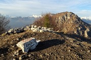 70 In vetta al Castel Regina (1424 m) con vista in Foldone